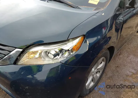 2012 Toyota Sienna Le V6 8 Passenger z USA, uszkodzony, nr VIN 5TDKK3DC9CS221008